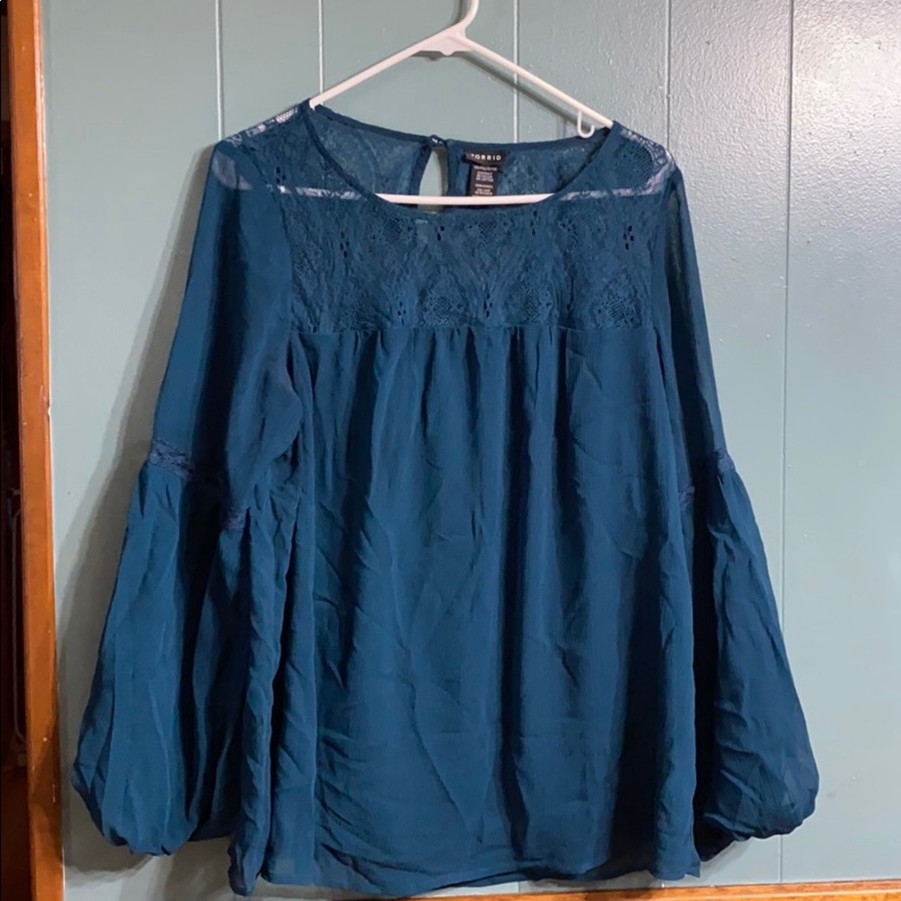 EUC beautiful Torrid top with lace detail